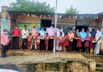 'एक दुर्वा समर्पणाची' उपक्रमातून गरजू विद्यार्थ्यांना दिला मदतीचा हात