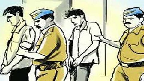 police arrested thieves gang who theft mobiles of pedestrians  