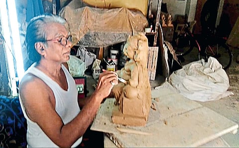  मोठ्या मूर्ती घडविणारे मूर्तिकार आता लहान मूर्ती घडविण्यात व्यस्त आहेत. 