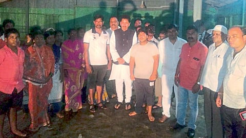 कोनाळकट्टा - येथे पुरामुळे स्थलांतरित कुटुंबांशी बुधवारी पालकमंत्री दीपक केसरकर यांनी संवाद साधला.