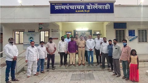 डोर्लेवाडी (ता. बारामती) - येथील संत तुकाराम यात्रेबाबत पोलीस निरीक्षक नामदेव शिंदे यांनी ग्रामस्थांशी संवाद साधला.