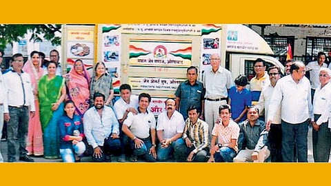 औरंगाबाद - घाटीतील रुग्णांसाठी सकल जैन समाजातर्फे वर्षभर मोफत अन्नछत्र सुरू करण्यात आले. त्याच्या उद्‌घाटनप्रसंगी उपस्थित समाजबांधव.