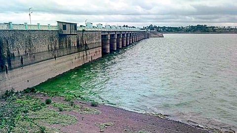 गिरणा धरण, ता. नांदगाव - जळगाव जिल्ह्यासाठी वरदान असलेल्या गिरणा धरणाचा साठा वाढत आहे. धरणाची पाणीपातळी मंगळवारी (ता. २१) ३९ टक्क्यांवर आली होती.