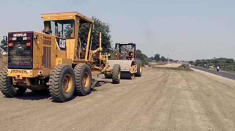 कामासाठी खासदारांनी जळगावात ठाण मांडावे 