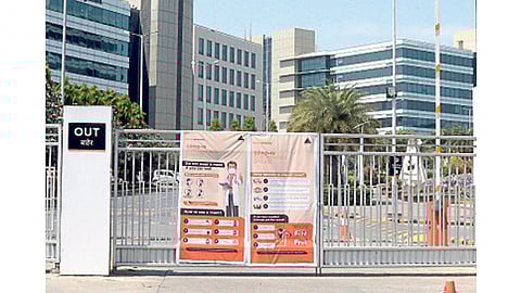 हिंजवडी - कोरोनापासून संरक्षण कसे कराल, याची माहिती देणारे फलक कंपन्यांनी मुख्य प्रवेशद्वाराजवळ लावले आहेत.