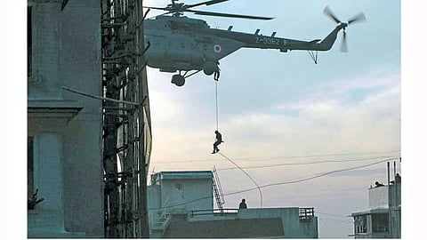 नरिमन हाउसमध्ये (छबाड हाउस) २८ नोव्हेंबर, २००८च्या पहाटे उतरणारे एनएसजी जवान. 