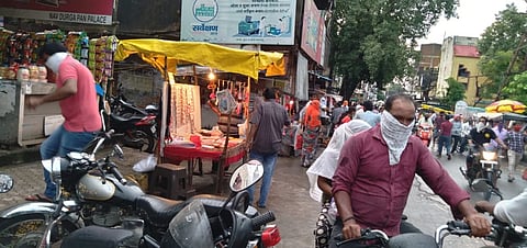  कळमेश्‍वरः राखी खरेदीकडे पाठ फिरविल्यामुळे सुनसान पडलेला बाजार. 