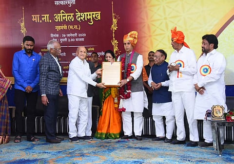 काटोल ः गृहमंत्री अनिल देशमुख यांचा सपत्नीक सत्कार करताना ज्येष्ठ पत्रकार मधुकर भावे व इतर. 