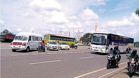 कागल - महामार्गावर लक्ष्मी टेकडीजवळील धोकादायक पद्धतीने सुरू असलेली वाहतूक.