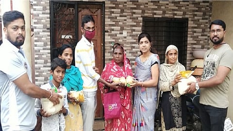 वडगाव मावळ - लॉकडाऊनच्या पार्श्वभूमीवर हातावर पोट असलेल्या गरीब कुटुंबांना किराणा मालाचे वाटप करताना मोरया ढोल पथकाचे सदस्य.