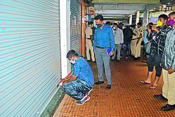 वेळ संपली तरी दुकाने सुरूच, मनपाकडून ६० दुकाने सील 
