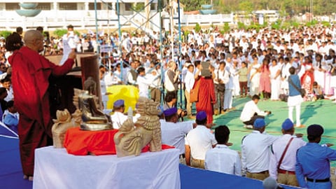 दीक्षाभूमी - भदंत आर्य नागार्जून सुरेई ससाई यांच्या नेतृत्वात धम्मदीक्षा घेताना ओबीसी बांधव. यावेळी भदंत नागघोष, भदंत धम्मसारथी, भदंत नागवंश आणि भदंत धम्मबोधी आदी उपस्थित होते.