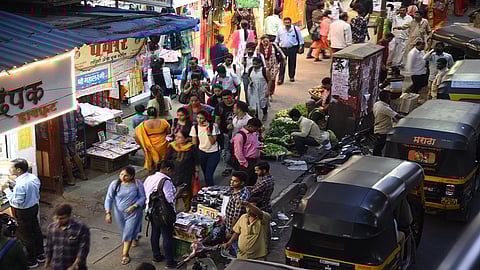 पालिकेच्या कारवाईनंतरही फेरीवाल्यांनी पदपथांवर मांडलेले ठाण