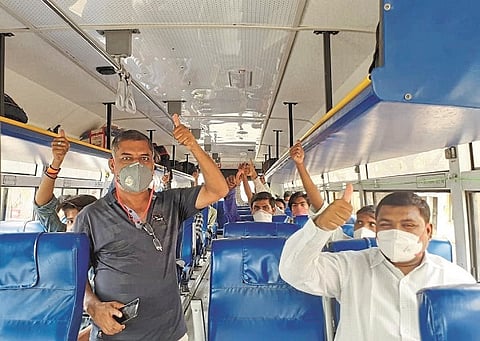 उमरगा : उत्तर प्रदेशातील नागरिकांना रेल्वेने गावाकडे पाठविण्यासाठी महसूल प्रशासनाने बुधवारी दोन बसमधून ४३ जणांना औरंगाबादला पाठविले.. 