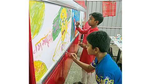 Students drew pictures on postal mail motor vehicles