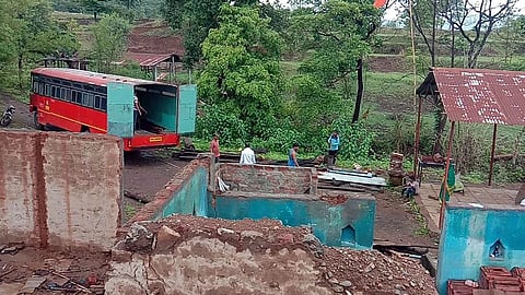 उमरकांचन (खालचे आवाड) : घरे मोडून माहुली (सांगली) येथे साहित्य हलविण्याची रविवारी सुरू असलेली लगबग. 