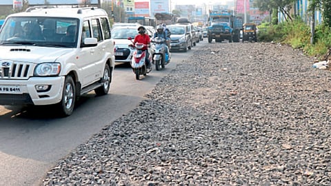 जगताप डेअरी - कस्पटे चौक ते विशालनगर रस्त्याच्या रुंदीकरणांतर्गत टाकलेली खडी व झालेली वाहतूक कोंडी.
