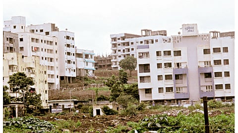 आंबेगाव - परिसरात नव्याने उभ्या राहत असलेल्या इमारती.