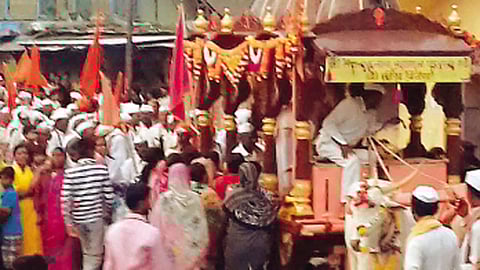 परंडा - संत एकनाथ महाराज पालखीचे आगमन होताच भाविकांनी जल्लोषात स्वागत करून दर्शन घेतले.