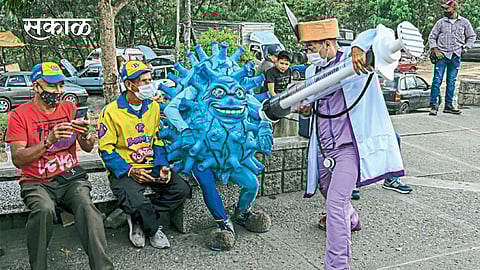 मेडेलिन (कोलंबिया): कोविडसंदर्भात जनजागृती करणारा कलाकार.