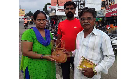 purse found at road of wagholi pune returned to the woman