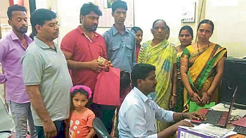 संत तुकारामनगर - ऑनलाइन प्रवेश अर्जासाठी संकेतस्थळावर प्रवेश अर्ज भरण्यास सुरुवात झाली. त्यासाठी जमलेले पालक.