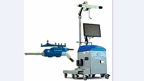 चिंचवड - गुडघ्याच्या शस्त्रक्रीयेच्या प्रक्रीयेत सहभागी होणारा रोबो.