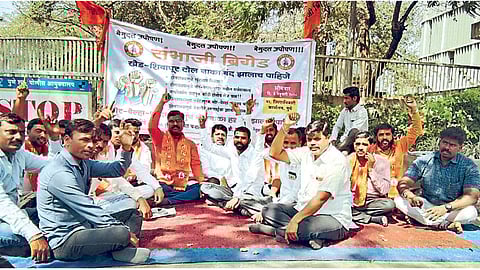 जिल्हाधिकारी कार्यालय - खेड शिवापूरसह जिल्ह्यातील सर्व टोलनाके बंद करण्याच्या मागणीसाठी सोमवारी धरणे आंदोलन करताना संभाजी ब्रिगेडचे पदिाधकारी-कार्यकर्ते.