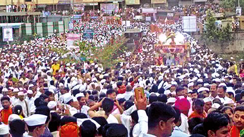 आळंदी (ता. खेड) - माउली नामाचा अखंड गजर करीत बुधवारी पुण्याकडे मार्गस्थ होताना माउलींची पालखी.