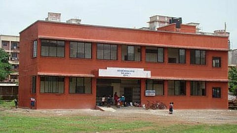 जिल्हा ग्रंथालयांतर्फे शाळा दत्तक योजना