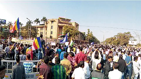 Narendraacharya Maharaj's followers in Pandharpur throw slippers at Wadtetwar's image in a political protest against him."