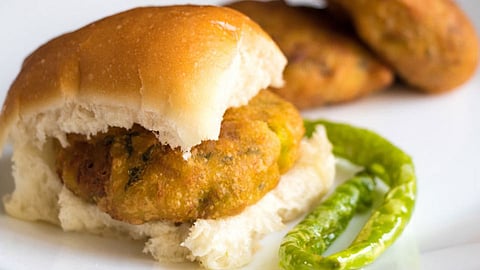 पुणे : वडापावचे दरही आता परवडेना...