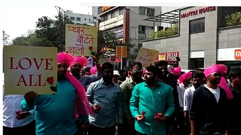पुणे : बळीराजाची पोरं म्हणाली, 'प्रेम द्या, प्रेम घ्या...'
