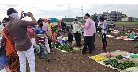 इंदापूर - भाजी मंडईत कोरोनाच्या पार्श्वभूमीवर शासन सूचनांचे पालन करण्याचे आवाहन करताना सामान्य प्रशासन राज्य मंत्री दत्तात्रय भरणे.