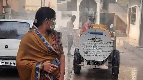 नगरपालिकेकडून औषधाची फवारणी करताना.