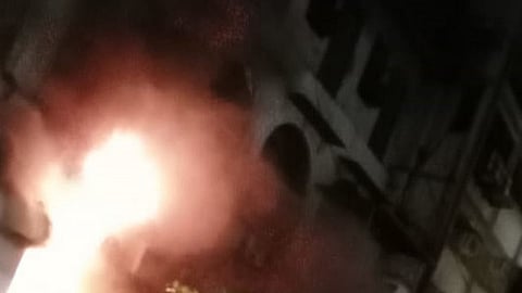 फोर्ट येथील बाहूबली इमारतीत आगीचा भडका; एकाची प्रकृती गंभीर