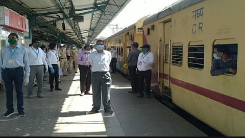 मजूरांच्या आयुष्याशी आणखी किती खेळणार? रेल्वेचे बेजबाबदार कारभार सुरूच...