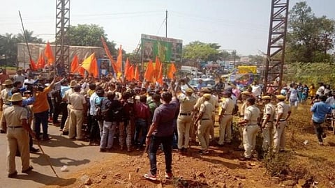 on the topic of flag hosting on belgaum corporation protest in shiv sena activist and karnataka police