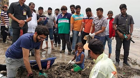 आदित्य ठाकरेंची वर्सोवा बीचवर 'क्लीन अप' मोहीम