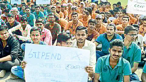 कृषी महाविद्यालयात विद्यार्थ्यांचा ‘ठिय्या’