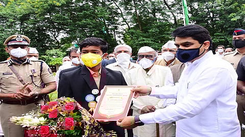 guardian minister satej patil facilitated to doctor atharva gondhali in kolhapur on the occasion of independence day