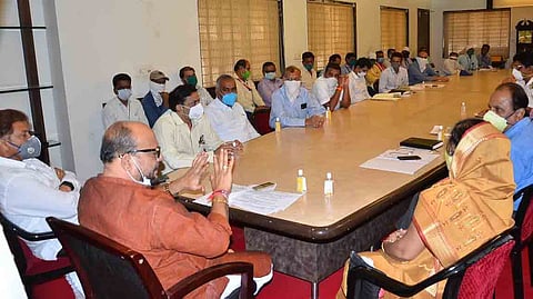 "कोरोना' रुग्ण जेथे आढळत आहे, तेथे वर्गवारी करून तपासणी मोहीम राबवा- मंत्री गुलाबराव पाटील 