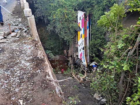 भीषण अपघात : कोंडाईबारी घाटात ट्रॅव्हल्स बस ४० फूट दरीत कोसळी, चार जण ठार तर ३५ जण जखमी