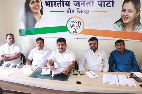 बीड : पत्रकार परिषदेत रमेश पोकळे यांनी मत मांडले. यावेळी राजेंद्र मस्के, अशोक लोढा, चंद्रकांत फड, प्रा. देविदास नागरगोजे. 