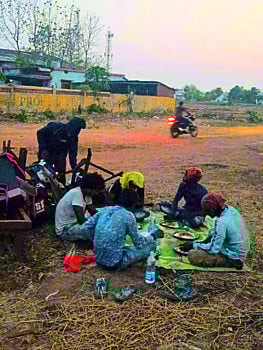 नवेगावबांध : येथून जाणाऱ्या सहा युवकांना जेवण देताना मित्र परिवाराचे कार्यकर्ते.