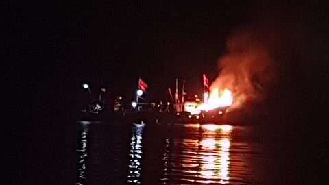boat fire broke out in dabhol kokan marathi news