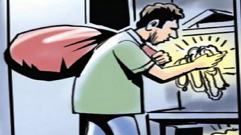 theft in tarabai park kolhapur rupees 2 lakh and gold in kolhapur
