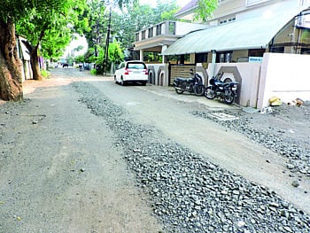 धुळेकरांनो तुम्हीच तुमचा रस्ता व्यवस्थित दुरूस्त होत आहे का, नाही तपासा !