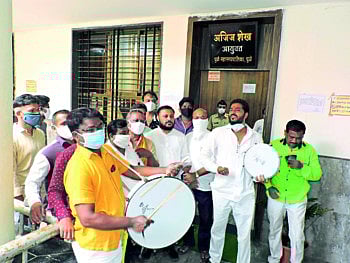 धुळे मनपाच्या बाहेर मनसेचे 'डफ बजाव' आंदोलन 