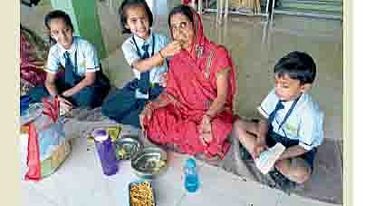 आजी-आजोबांच्या उबदार नात्यात मायेची दृढता 